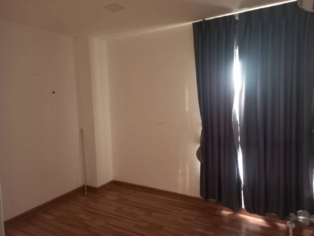 Urgent sale! The One Plus D Huamak 12, unfurnished unit, affordable price. Perfect for those who love decorating! Don't miss this opportunity!