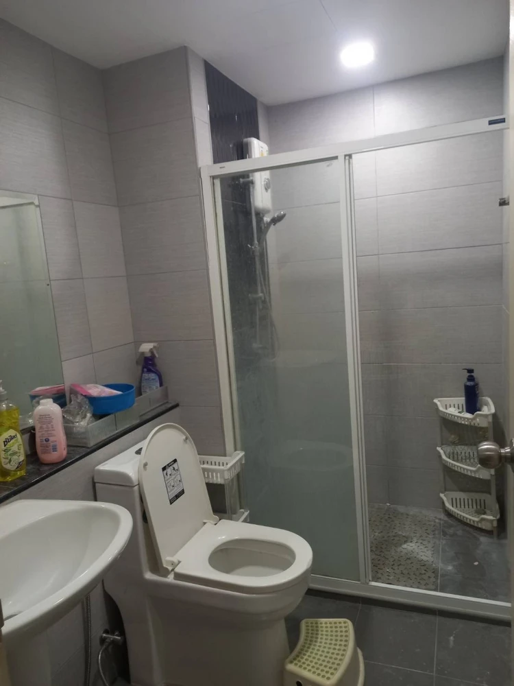 Urgent sale! The One Plus D Huamak 12, unfurnished unit, affordable price. Perfect for those who love decorating! Don't miss this opportunity!