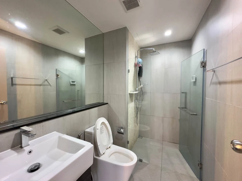 Urgent sale: The Politan Aqua. High-quality built-in furnishings, 43rd floor, river view. Full facilities included. Book now!