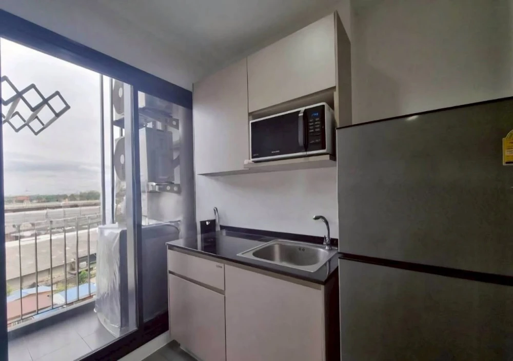 Urgent sale! The Politan Rive, 10th floor, view of Phra Nangklao Bridge. The unit has separate partitioned rooms. Book yours today! Don't miss out!