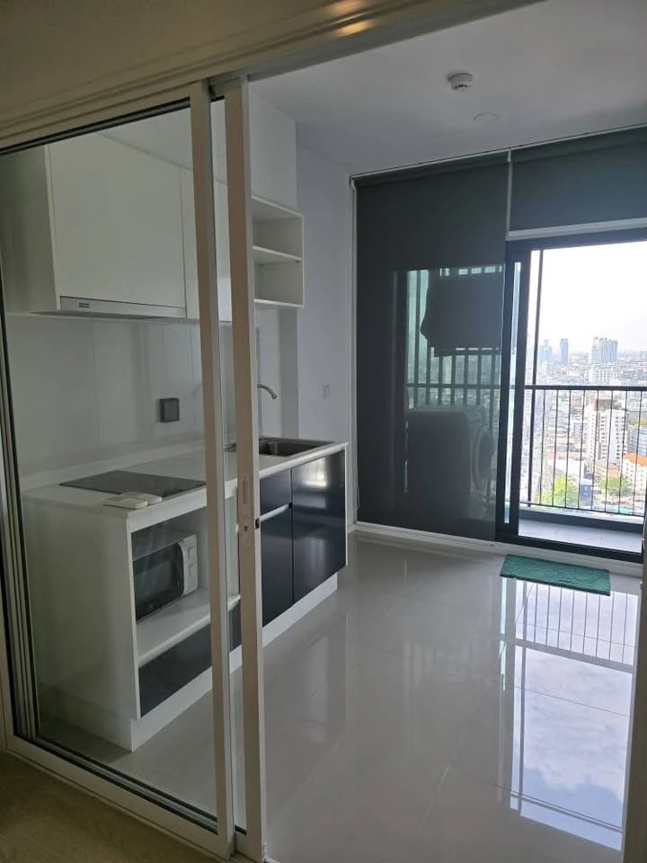 Urgent sale: The Tree Sukhumvit 71-Ekkamai, empty room, not too expensive. Room decorating lovers, I must say that you definitely can't miss this.