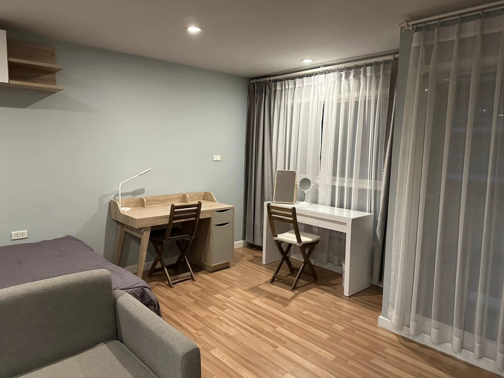 Urgent sale! We Condo corner unit, offering privacy. Amazing price! Own it today! Don't miss out!