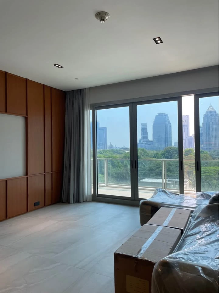 Urgent sale!! Condo 185 Ratchadamri is a two-bedroom unit on a very large site with a view of Lumpini Park. Good price. Don't miss it!!