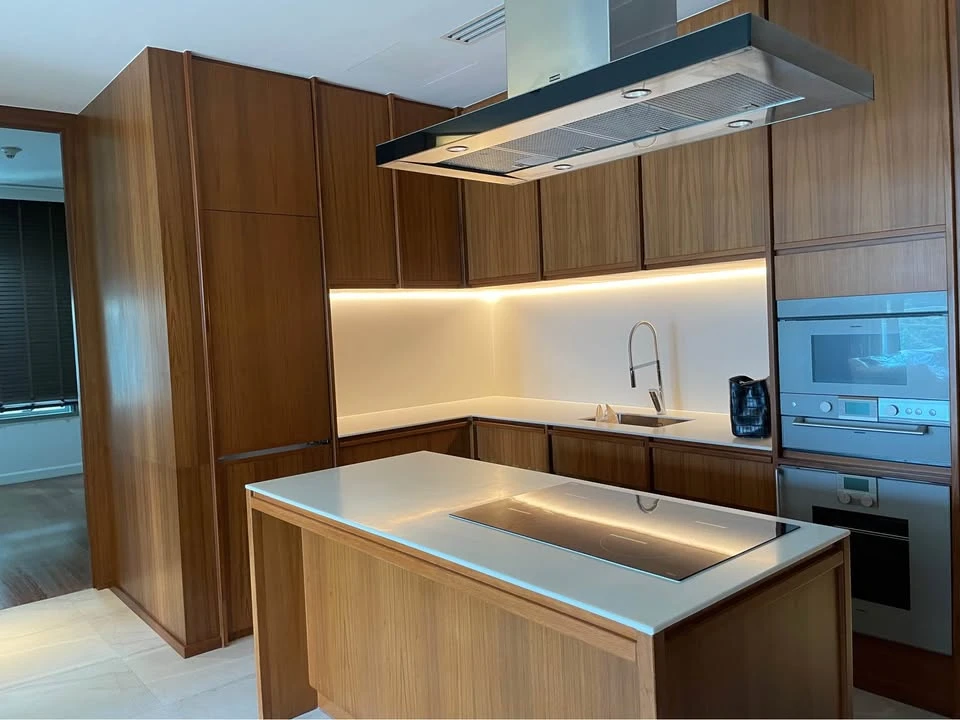 Urgent sale!! Condo 185 Ratchadamri is a two-bedroom unit on a very large site with a view of Lumpini Park. Good price. Don't miss it!!