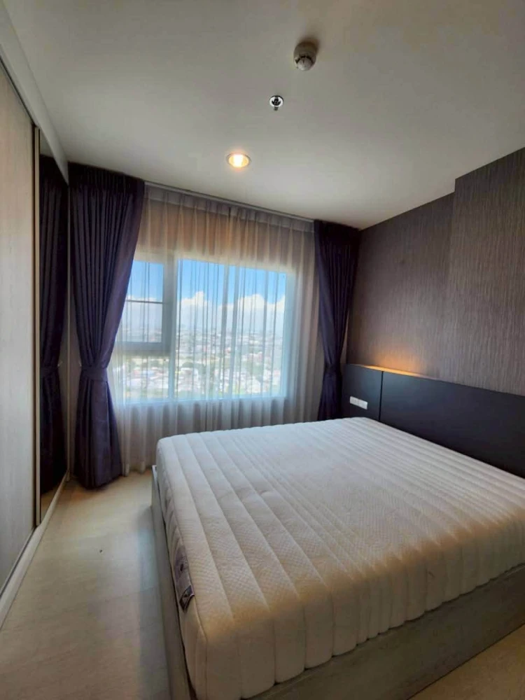 Urgent Sale: Aspire Erawan Condo. A lovely unit on the 30th floor featuring a great view and no obstruction from other buildings. It includes a separa