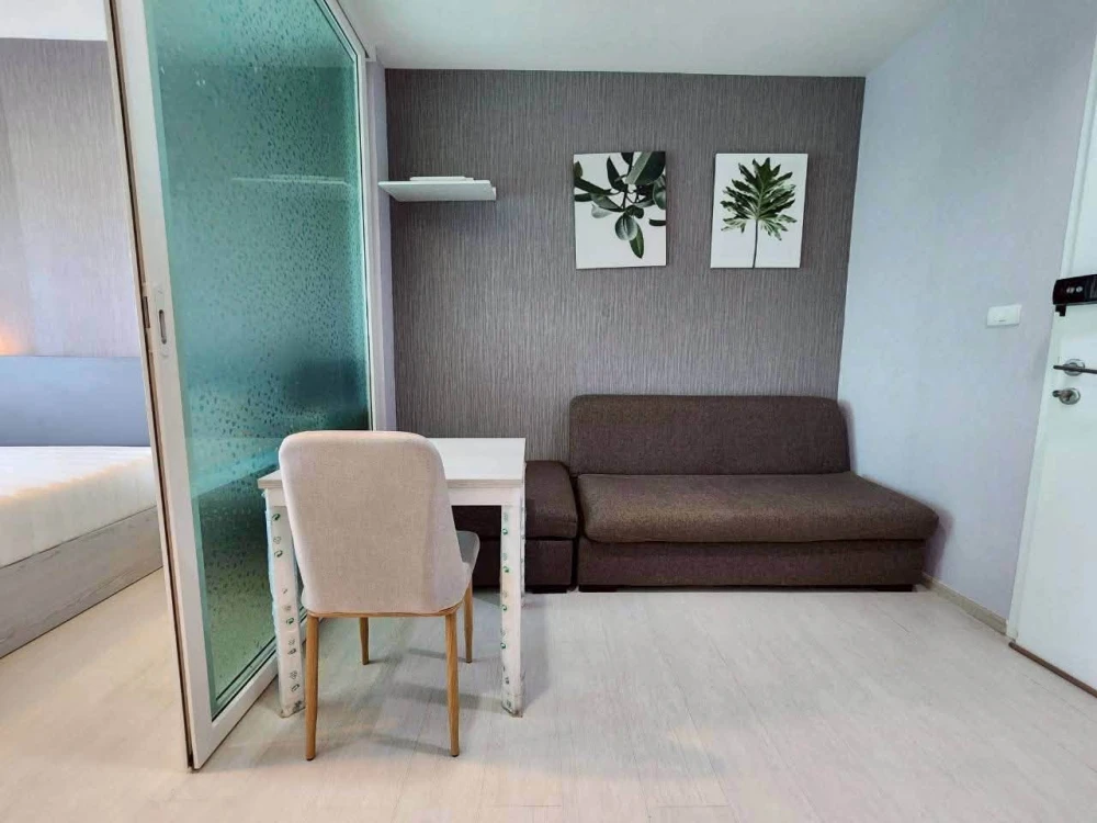 Urgent Sale: Aspire Erawan Condo. A lovely unit on the 30th floor featuring a great view and no obstruction from other buildings. It includes a separa
