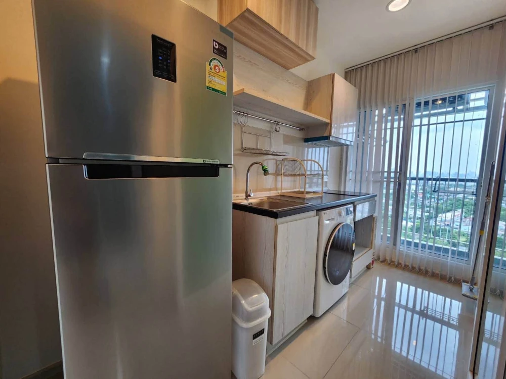 Urgent Sale: Aspire Erawan Condo. A lovely unit on the 30th floor featuring a great view and no obstruction from other buildings. It includes a separa
