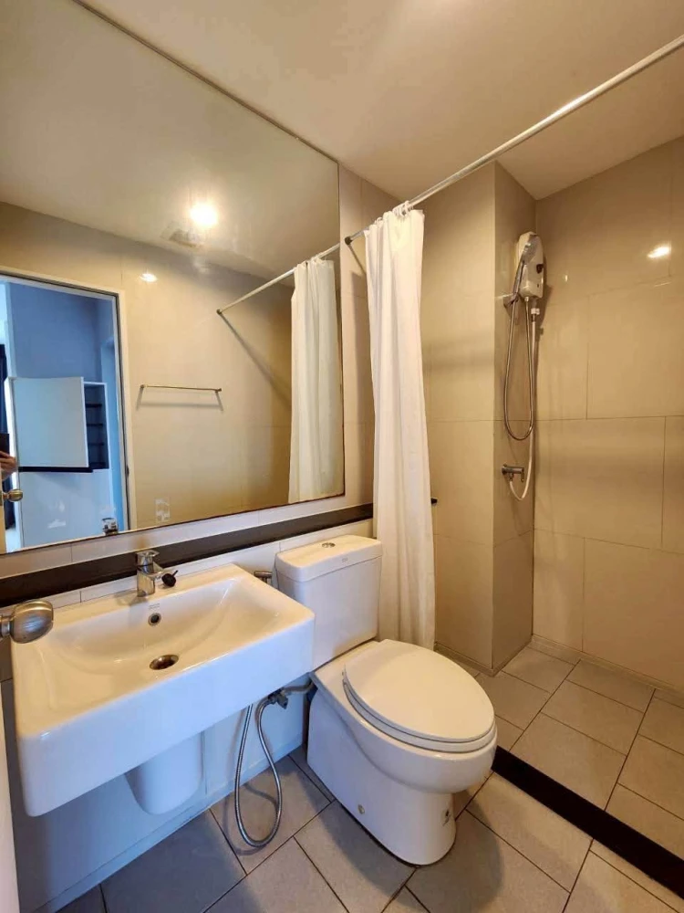 Urgent Sale: Aspire Erawan Condo. A lovely unit on the 30th floor featuring a great view and no obstruction from other buildings. It includes a separa