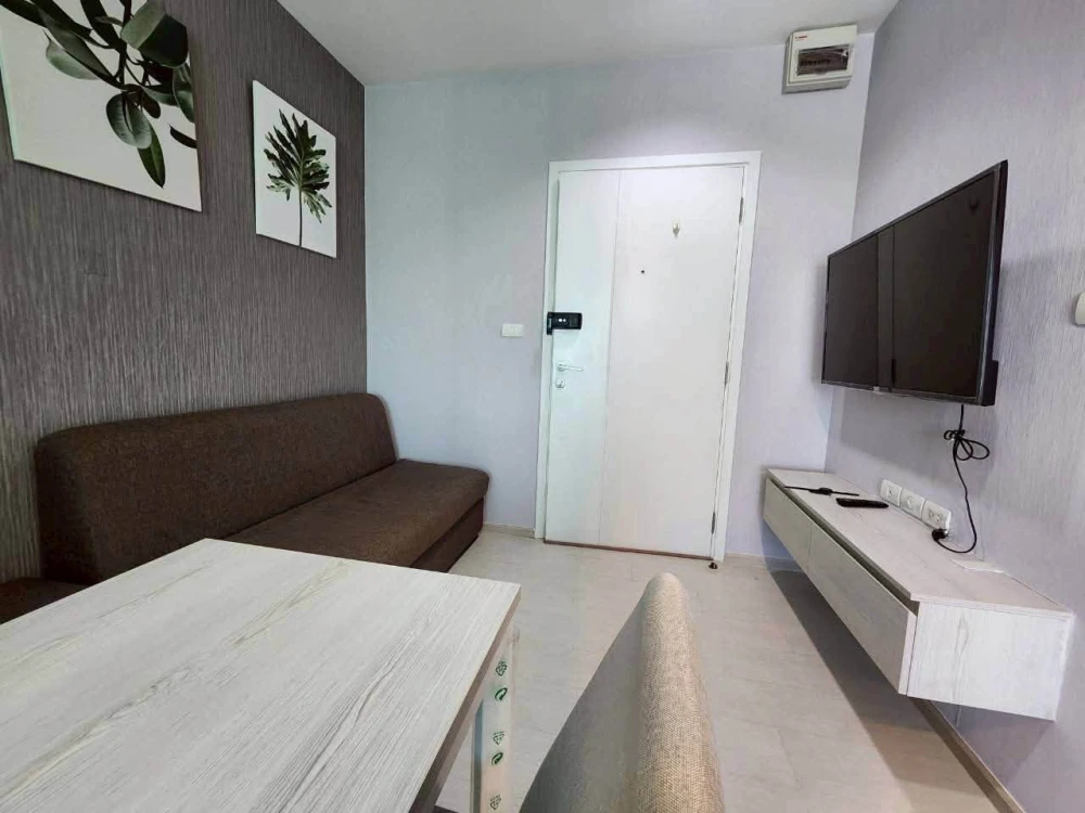 Urgent Sale: Aspire Erawan Condo. A lovely unit on the 30th floor featuring a great view and no obstruction from other buildings. It includes a separa