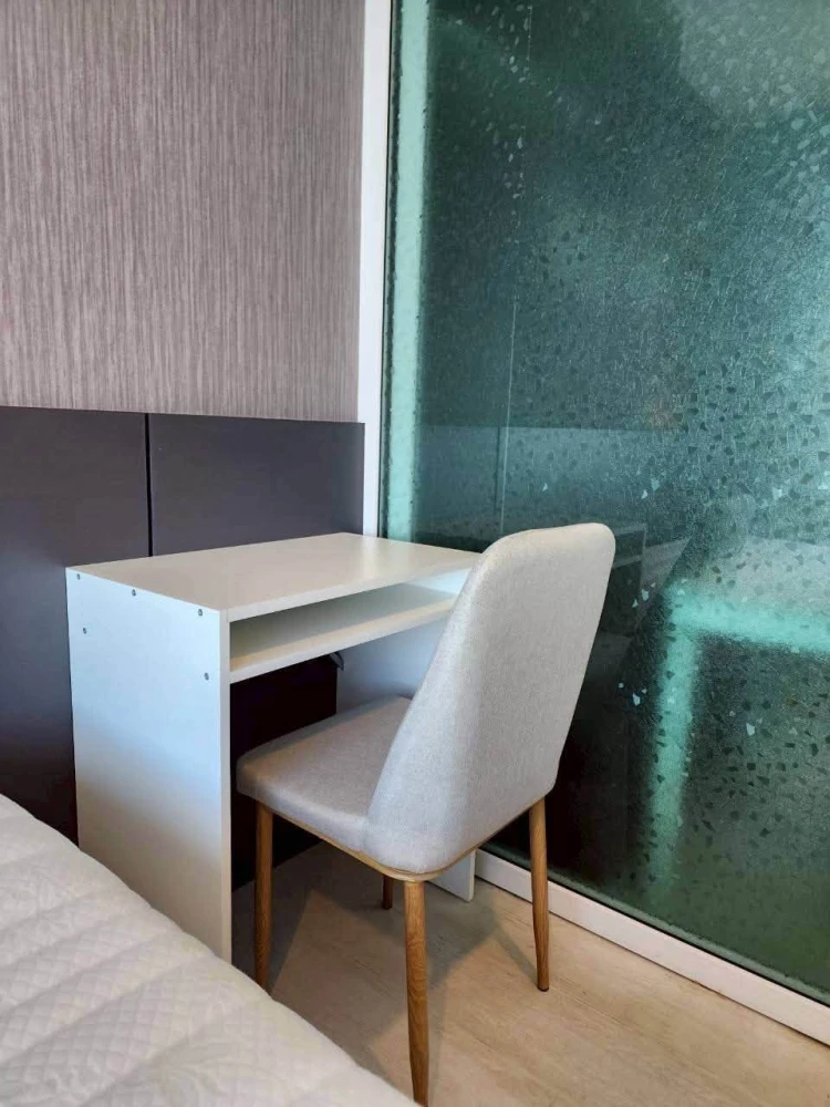 Urgent Sale: Aspire Erawan Condo. A lovely unit on the 30th floor featuring a great view and no obstruction from other buildings. It includes a separa