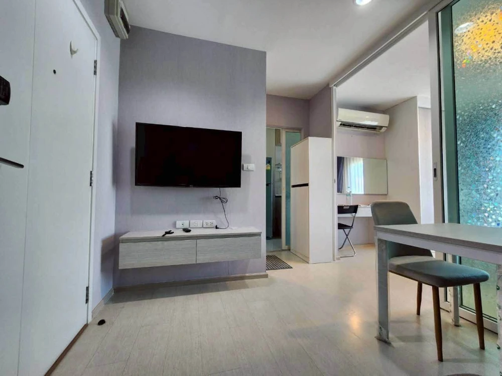 Urgent Sale: Aspire Erawan Condo. A lovely unit on the 30th floor featuring a great view and no obstruction from other buildings. It includes a separa