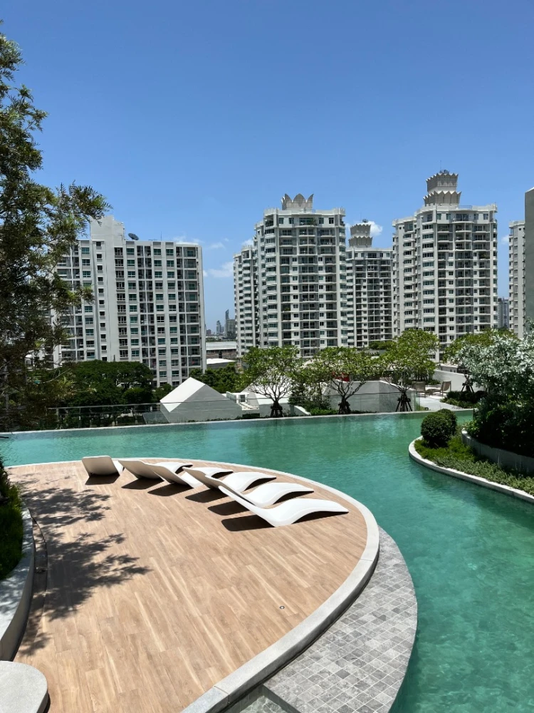 Urgent sale! COBE Ratchada Rama 9 condo, 27th floor (top floor). Offers a functional living space and ultimate convenience—everything you need in one