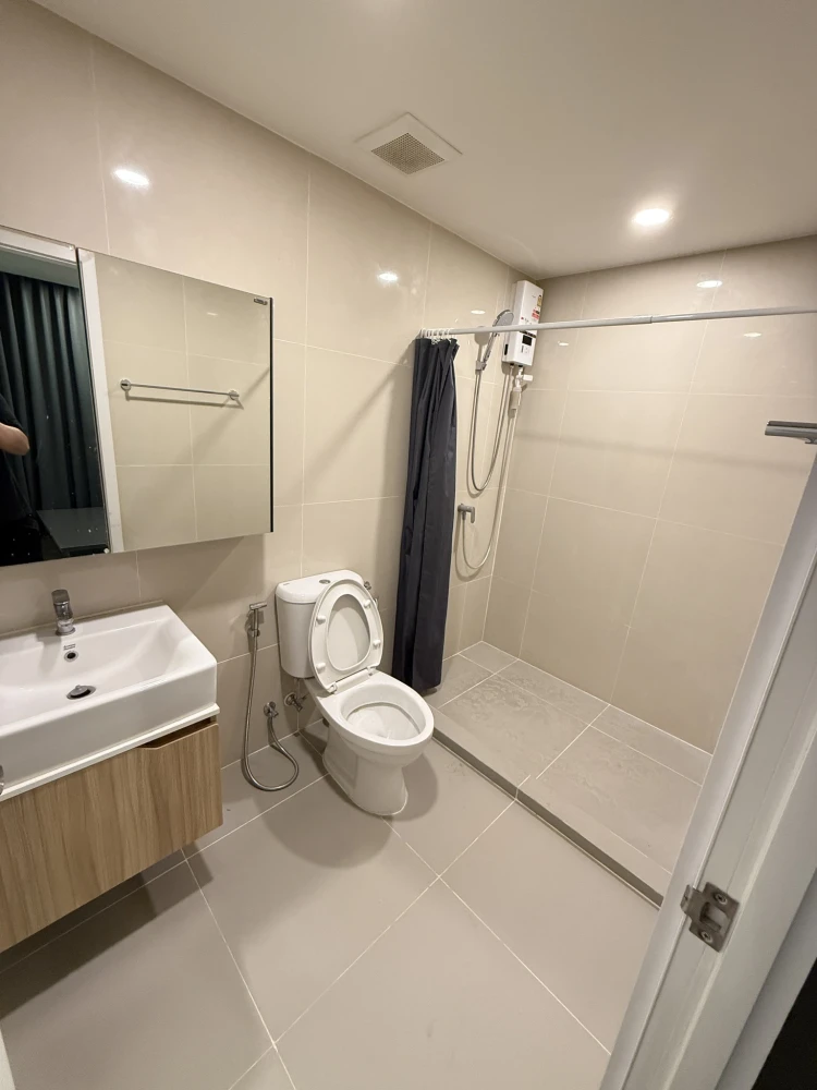 Urgent sale! Flexi Condo Sathorn-Charoen Nakhon. Large, comfortable room with plenty of usable space. Come and reserve yours today!