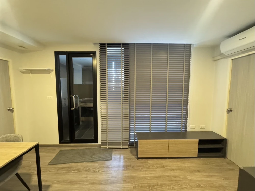 Urgent sale! Flexi Condo Sathorn-Charoen Nakhon. Large, comfortable room with plenty of usable space. Come and reserve yours today!