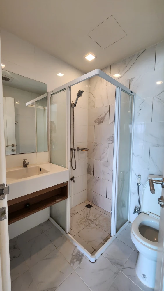 Urgent sale! Condo H2 GLO, spacious room, comes with usable space, plus the best price. If you don't reserve, you'll regret it.