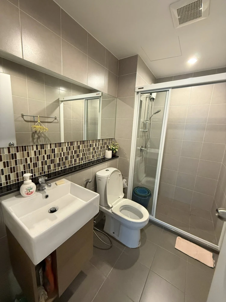 Urgent sale! Hallmark Chaengwattana condo. Spacious unit with ample living space. Grab this opportunity now! Don't miss out!