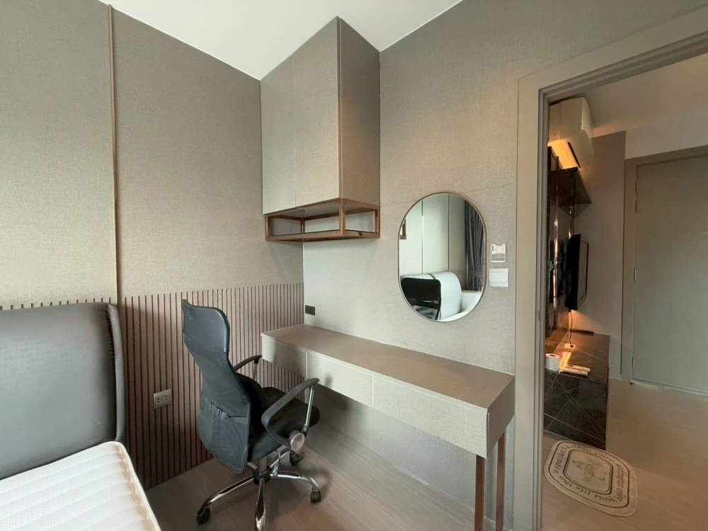Urgent sale! Life Asoke Rama9 condo, ready to move in, 24th floor, Asoke view, unblocked. Convenient and complete amenities all in one place. Book now