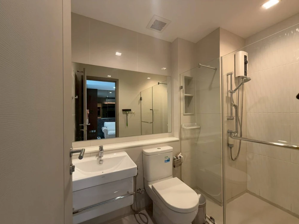 Urgent sale! Life Asoke Rama9 condo, ready to move in, 24th floor, Asoke view, unblocked. Convenient and complete amenities all in one place. Book now