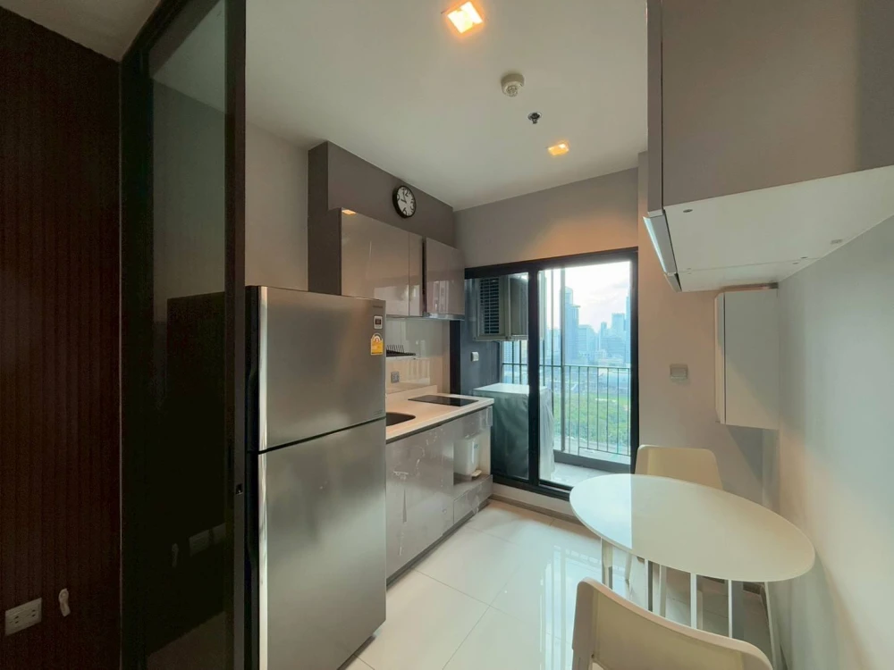 Urgent sale! Life Asoke Rama9 condo, ready to move in, 24th floor, Asoke view, unblocked. Convenient and complete amenities all in one place. Book now