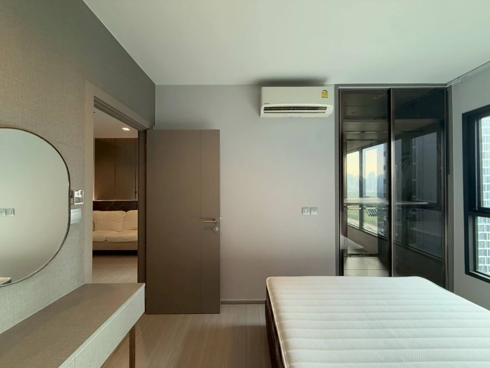 Urgent sale! Life Asoke Rama9 condo, ready to move in, 24th floor, Asoke view, unblocked. Convenient and complete amenities all in one place. Book now