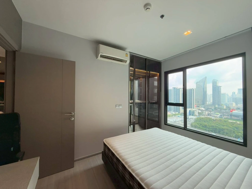 Urgent sale! Life Asoke Rama9 condo, ready to move in, 24th floor, Asoke view, unblocked. Convenient and complete amenities all in one place. Book now