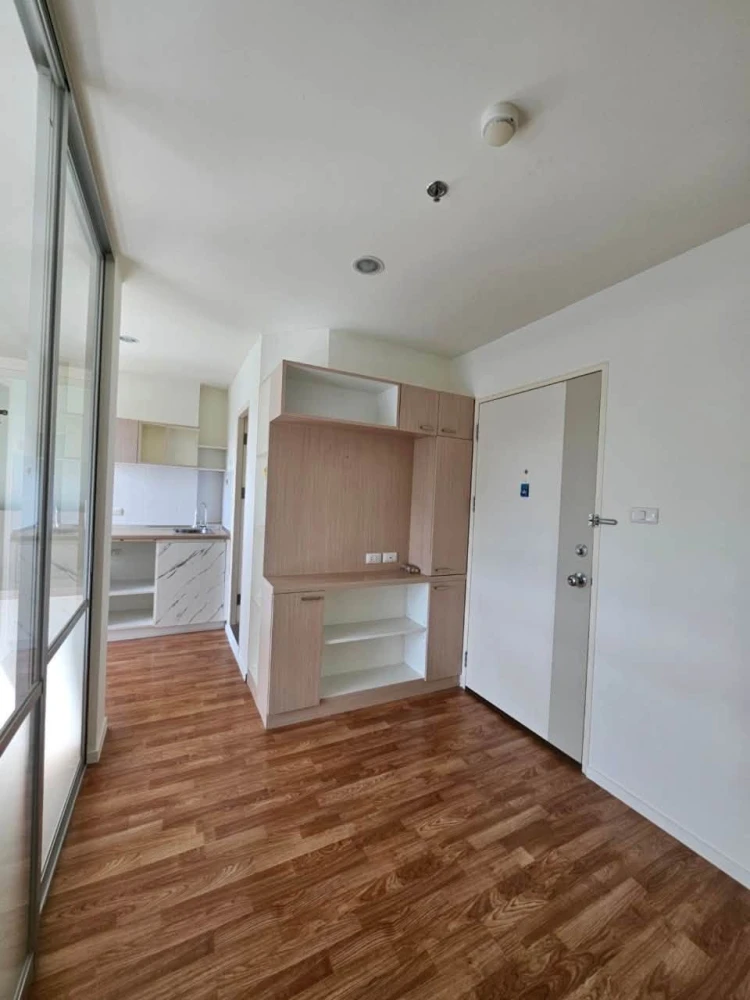 Urgent sale! Lumpini Park Nawamin-Si Burapha condo. The unit is partitioned into separate, clearly defined zones. Great value! Buy now!