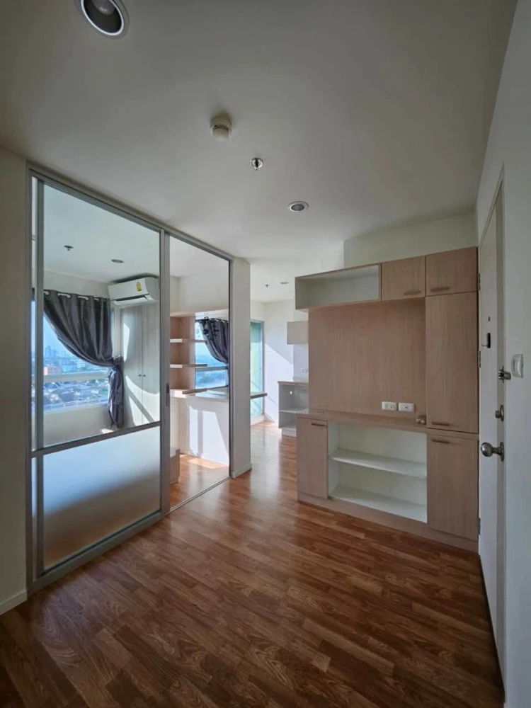 Urgent sale! Lumpini Park Nawamin-Si Burapha condo. The unit is partitioned into separate, clearly defined zones. Great value! Buy now!