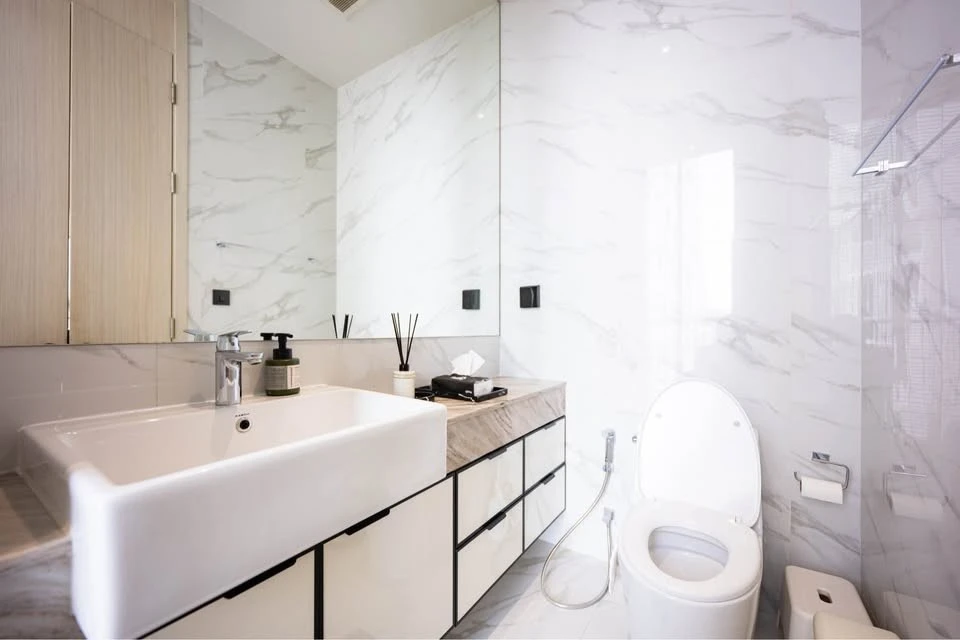 Urgent sale, Noble BE19 Sukhumvit condo, spacious room, well-decorated, great price, buy now.