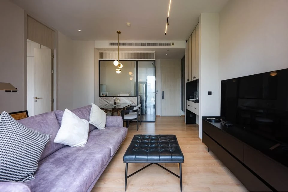 Urgent sale, Noble BE19 Sukhumvit condo, spacious room, well-decorated, great price, buy now.