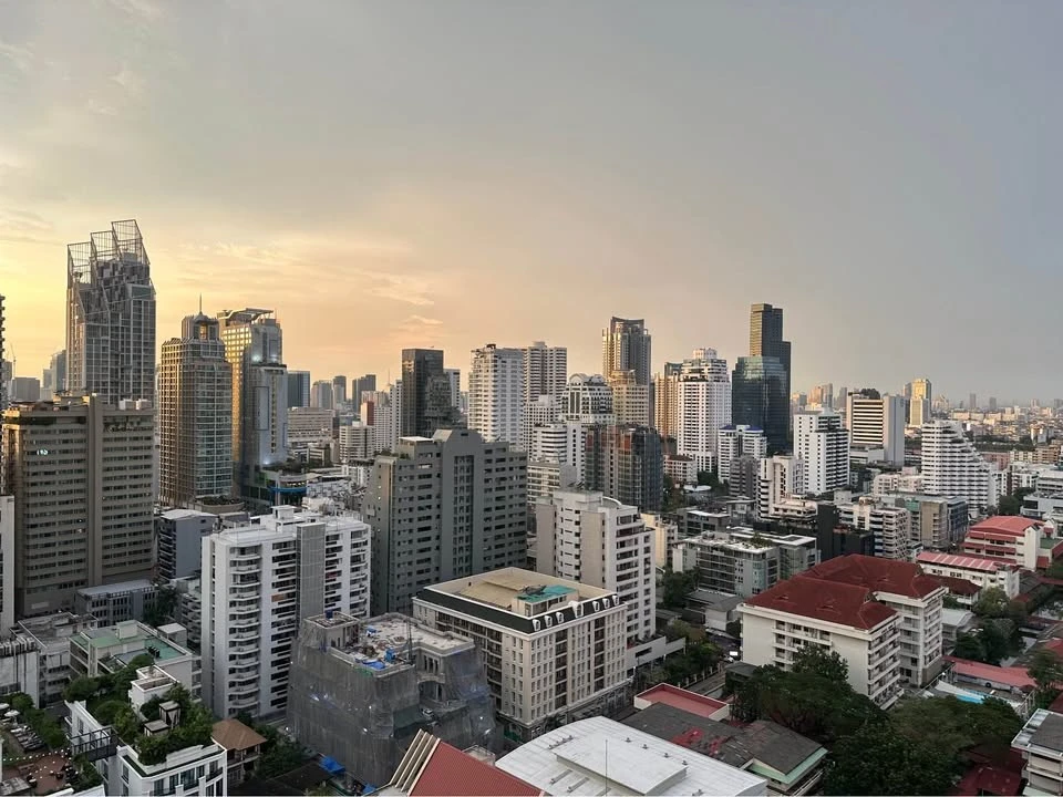 Urgent sale, Noble BE19 Sukhumvit condo, spacious room, well-decorated, great price, buy now.