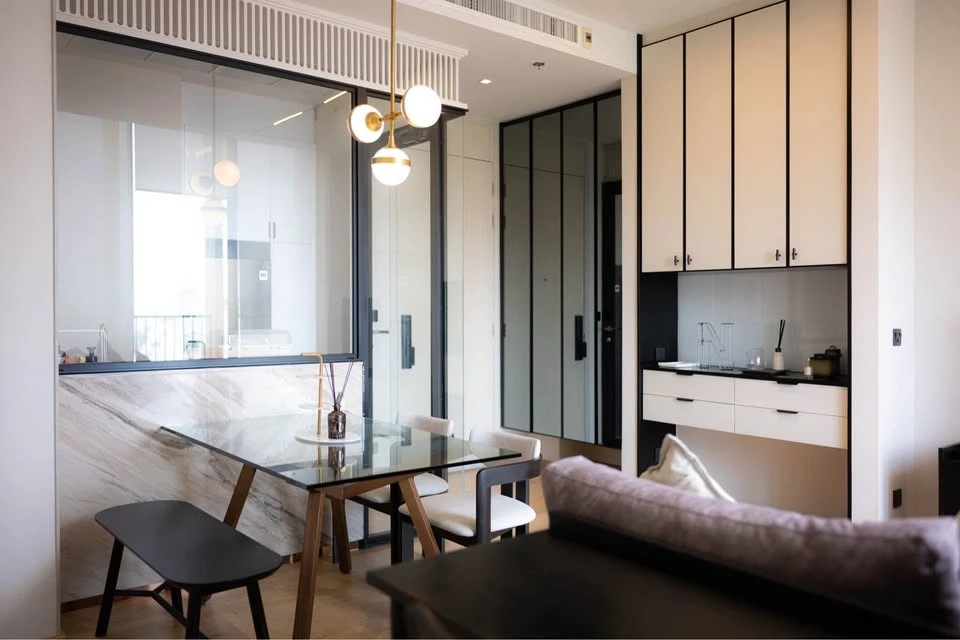 Urgent sale, Noble BE19 Sukhumvit condo, spacious room, well-decorated, great price, buy now.