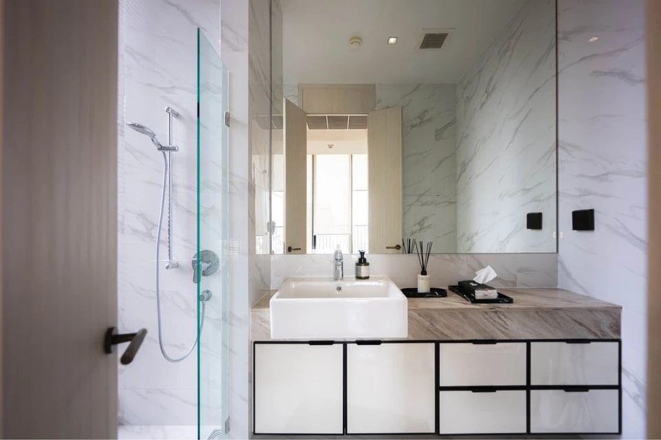 Urgent sale, Noble BE19 Sukhumvit condo, spacious room, well-decorated, great price, buy now.