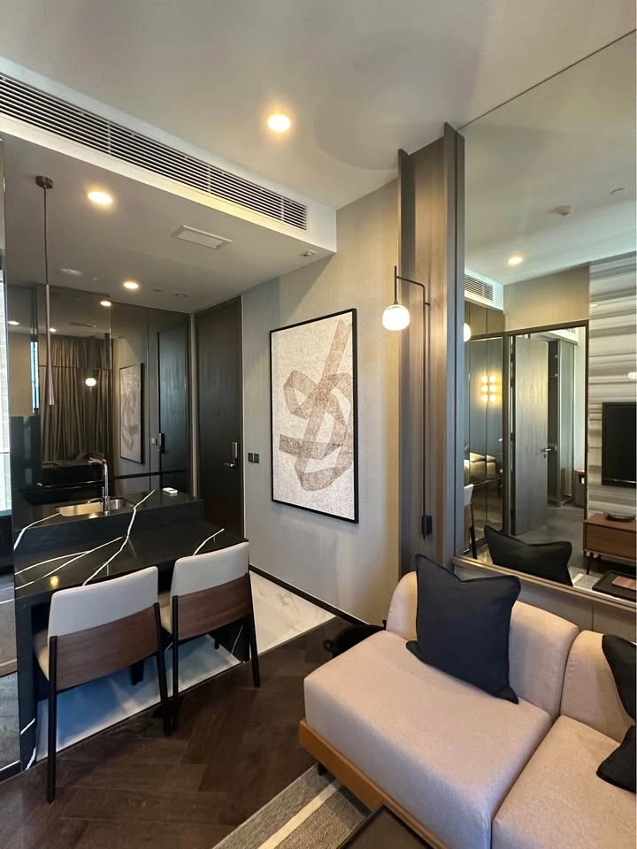 Urgent sale! The ESSE Sukhumvit 36 ​​condo, fully furnished and ready to move in. High floor. Book yours today! Don't miss out!