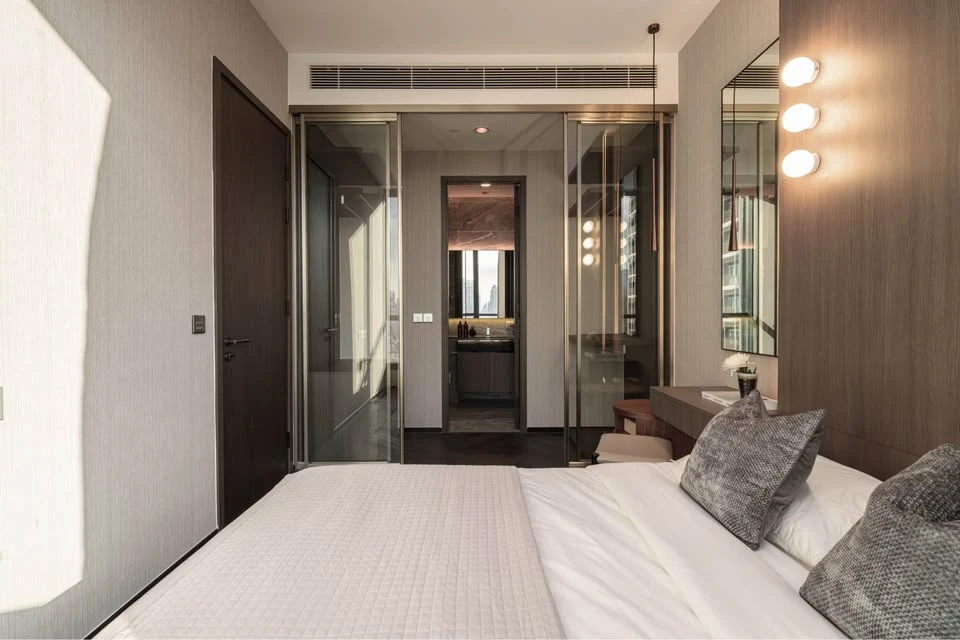 Urgent sale! The ESSE Sukhumvit 36 ​​condo, fully furnished and ready to move in. High floor. Book yours today! Don't miss out!