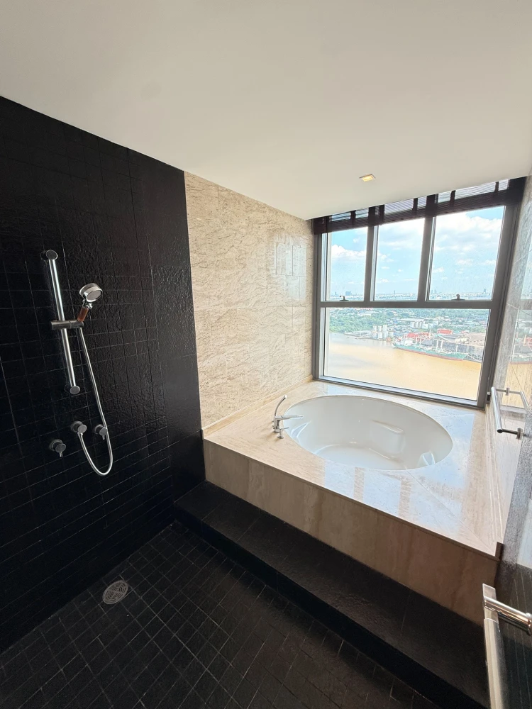 Urgent sale! The Pano Rama 3 condo, right by the Chao Phraya River. Spacious rooms with ample living space. Book now, don't miss out!