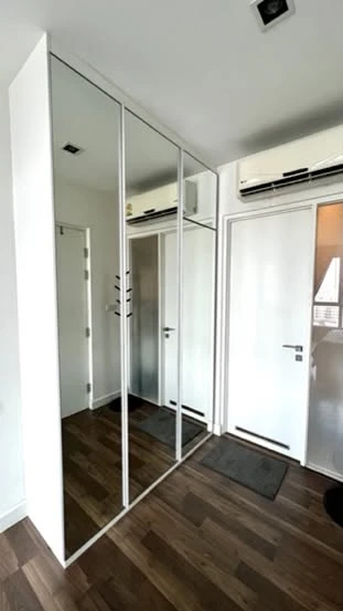 Urgent sale! The Room Sathorn-Taksin condo. Large, comfortable units with ample living space. Book yours now!