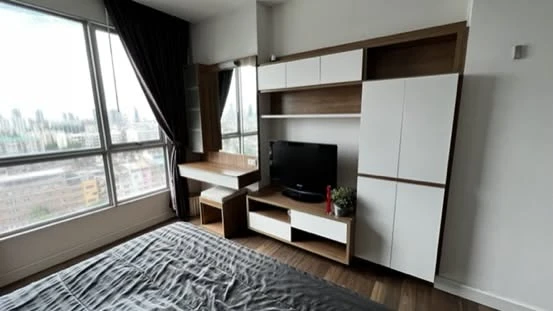 Urgent sale! The Room Sathorn-Taksin condo. Large, comfortable units with ample living space. Book yours now!