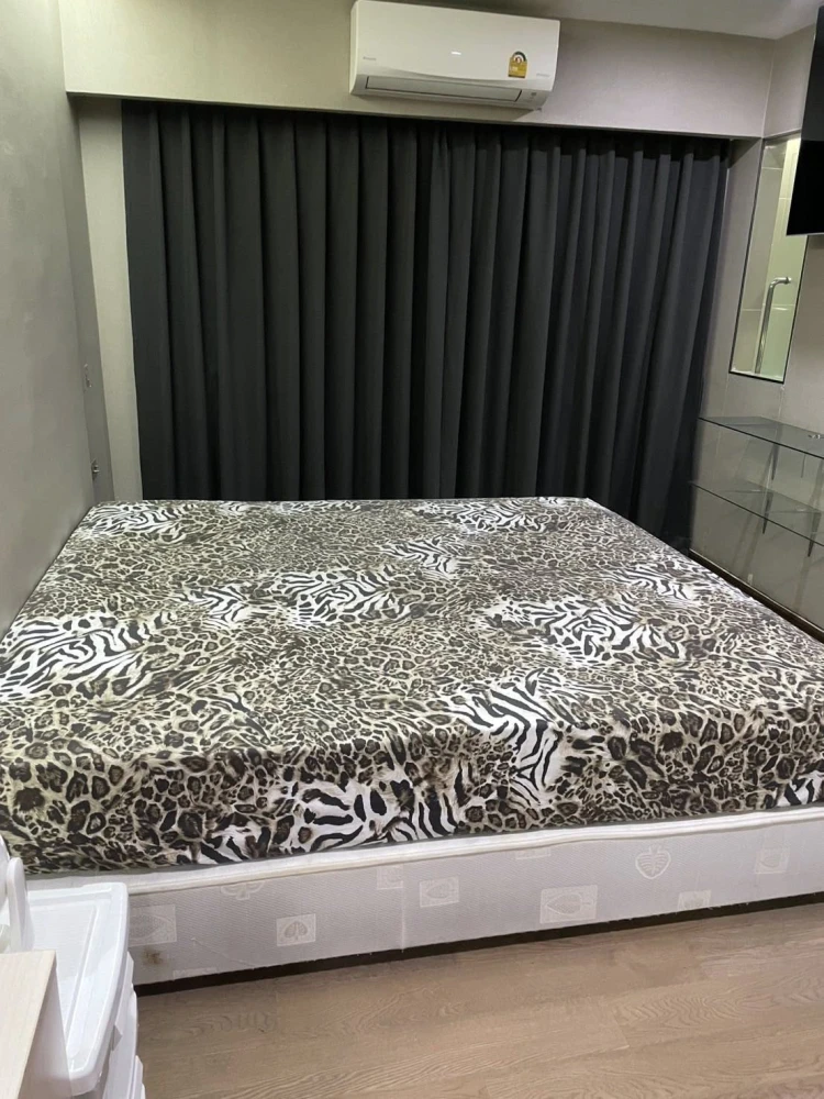 Urgent sale! Thru Thonglor Condo, large room, comfortable living, plenty of living space. Come and reserve yours today!