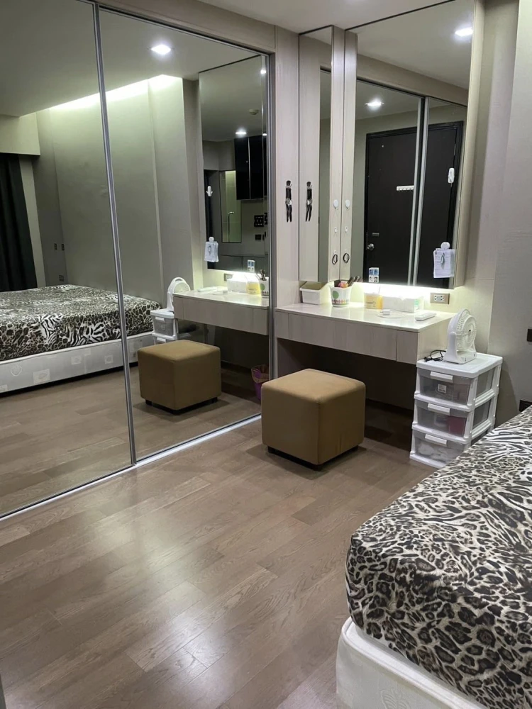 Urgent sale! Thru Thonglor Condo, large room, comfortable living, plenty of living space. Come and reserve yours today!