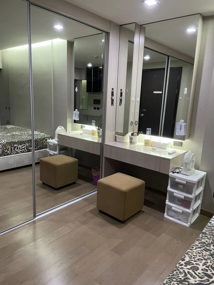 Urgent sale! Thru Thonglor Condo, large room, comfortable living, plenty of living space. Come and reserve yours today!