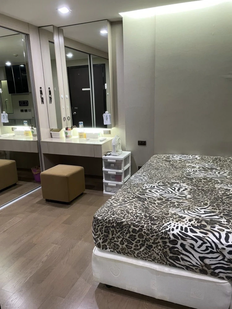 Urgent sale! Thru Thonglor Condo, large room, comfortable living, plenty of living space. Come and reserve yours today!