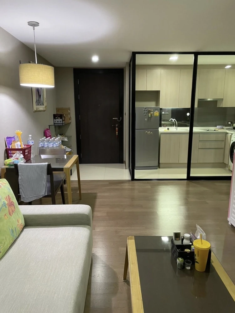 Urgent sale! Thru Thonglor Condo, large room, comfortable living, plenty of living space. Come and reserve yours today!