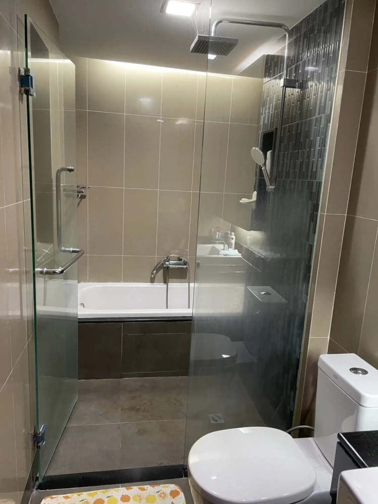 Urgent sale! Thru Thonglor Condo, large room, comfortable living, plenty of living space. Come and reserve yours today!