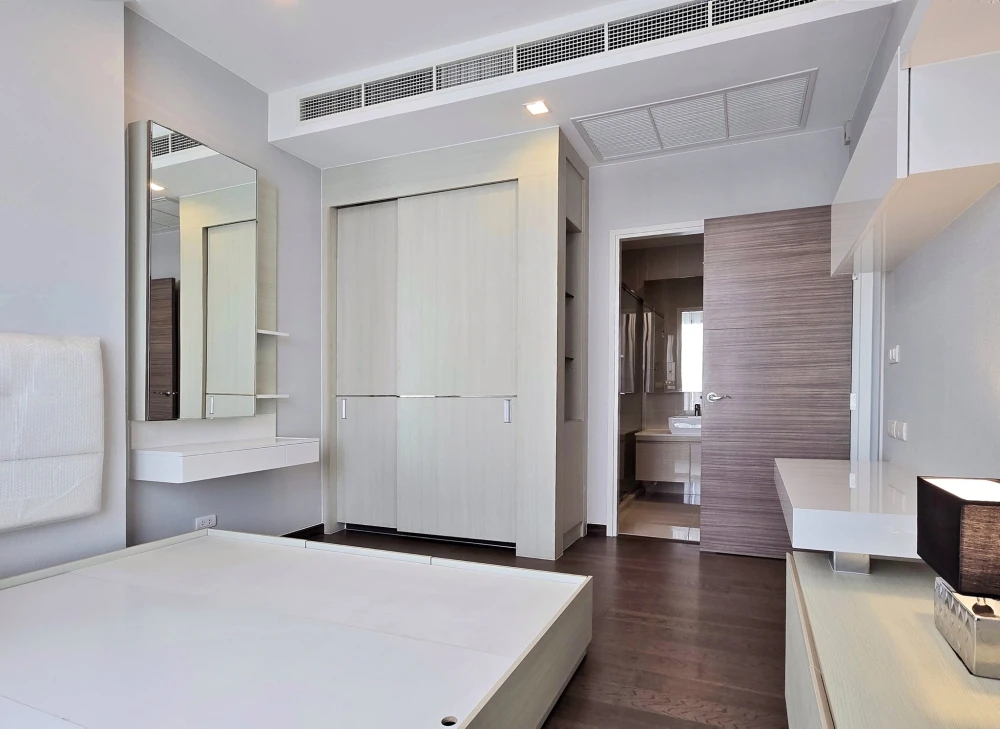 Urgent sale! Condo Q Asoke, spacious room, comes with usable space, great price, hurry and reserve now!