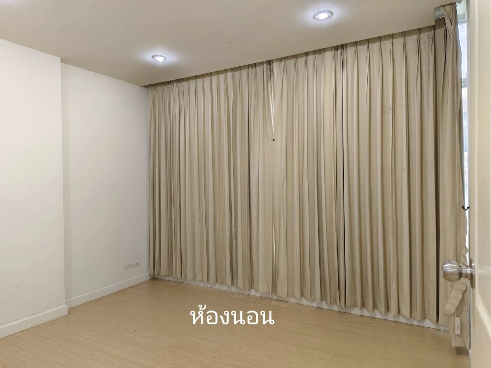 Urgent sale! Zenith Place Condo at Huai Khwang, empty room, reasonable price. Hurry and come and reserve your ownership today.