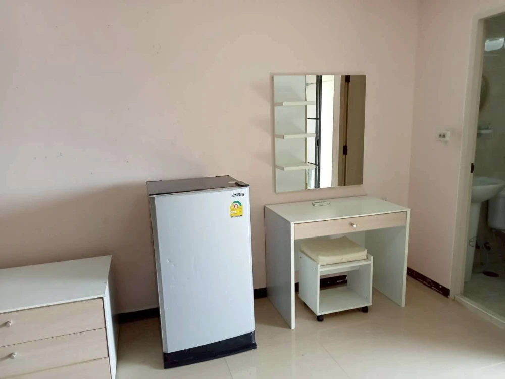 Urgent sale! Condo Champs Elysees Chaengwattana. Spacious unit with ample usable space. Great value. Own it today!