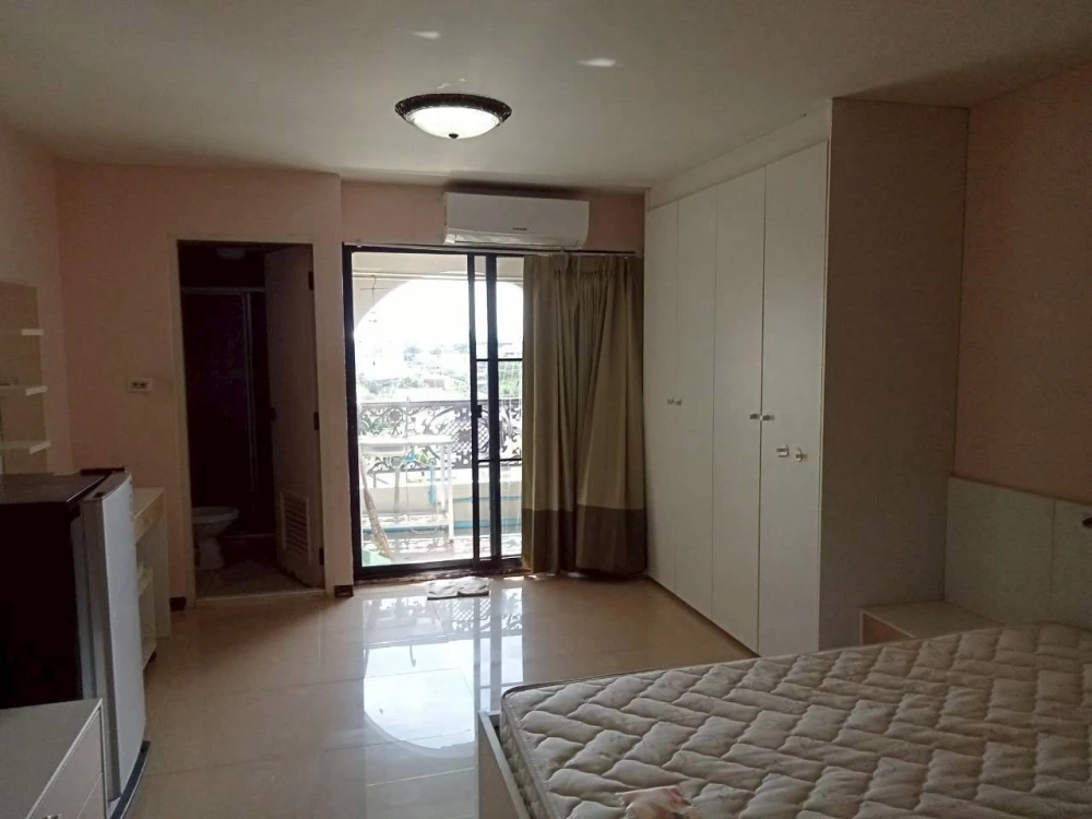 Urgent sale! Condo Champs Elysees Chaengwattana. Spacious unit with ample usable space. Great value. Own it today!