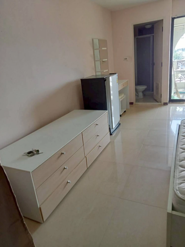 Urgent sale! Condo Champs Elysees Chaengwattana. Spacious unit with ample usable space. Great value. Own it today!