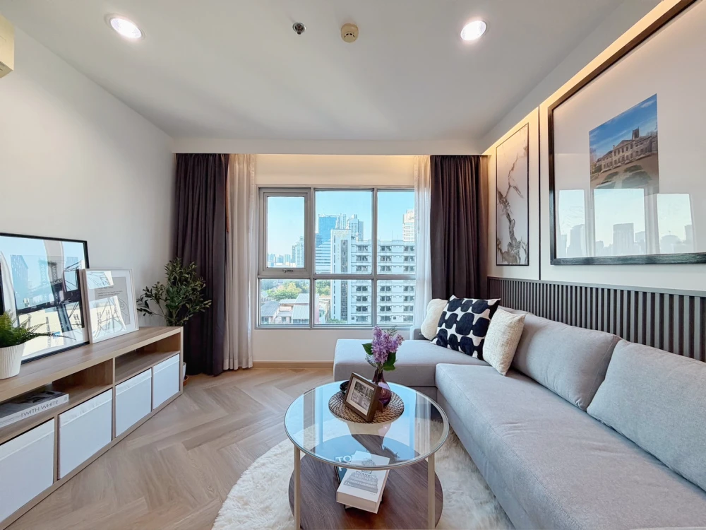 Urgent Sale!! Condo The Aspire Rama 4, 10th floor, Building A, corner unit, city view. Beautiful room, very livable, great price. Don't miss it!!