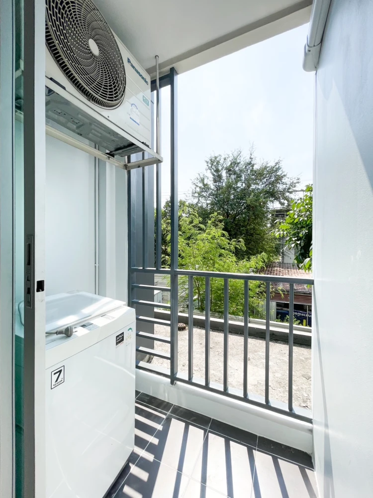Urgent sale!! Niche ID Condo Seri Thai-Wongwaen, 2nd floor, Building C, fully furnished, just bring your bags and move in. Hurry and book now!!